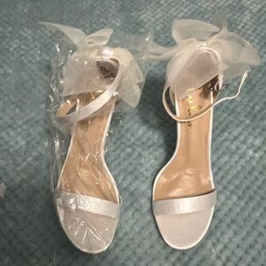 NWOT LULUS white bow heel